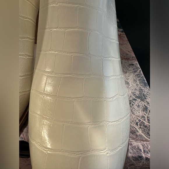 NIB LAICIGO V Cut Booties Slip On Faux Leather Boots Cream White Women’s Size 9 - Picture 7 of 7